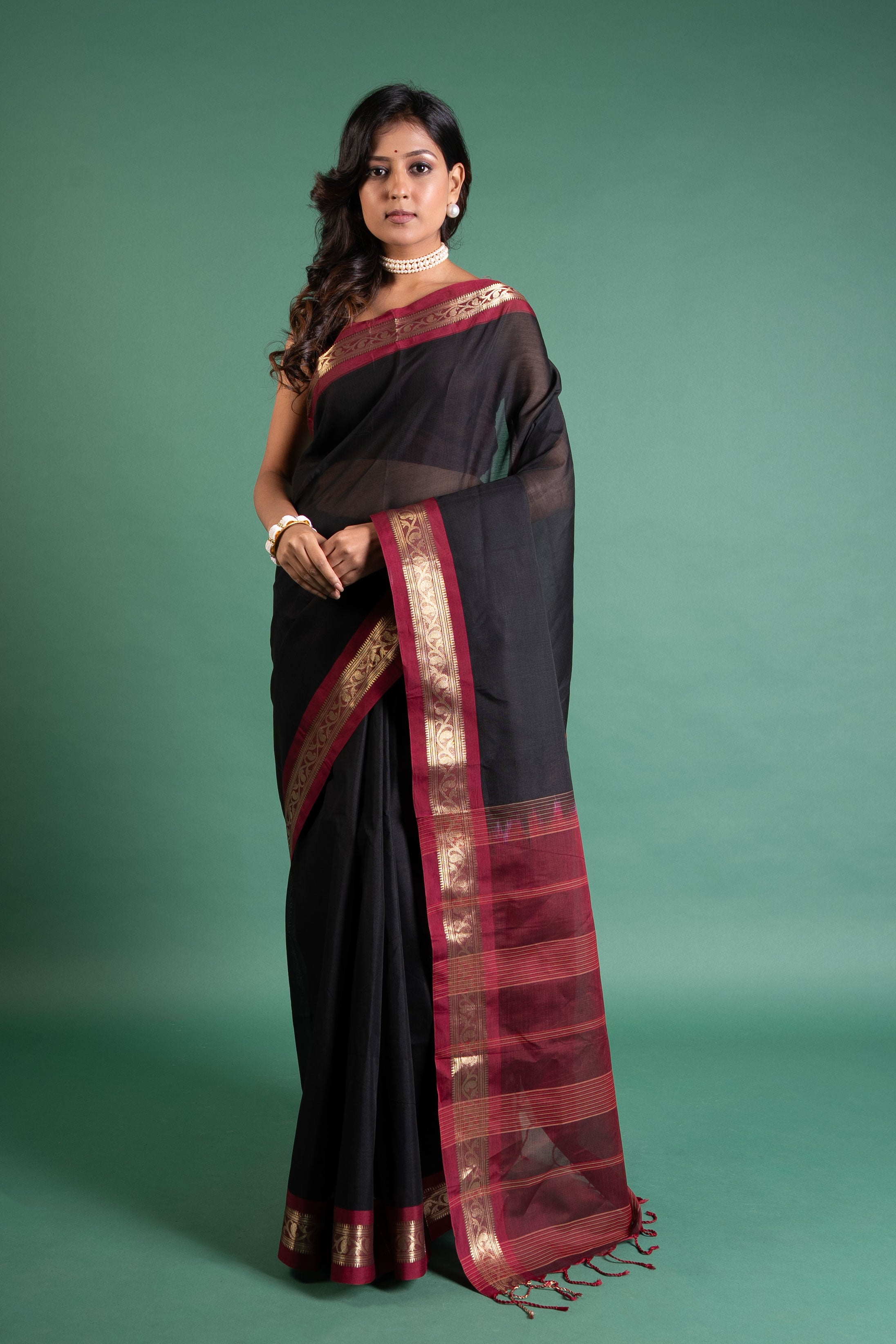 Noir Saptak Onyx-Maroon Bengal Handloom Cotton Saree