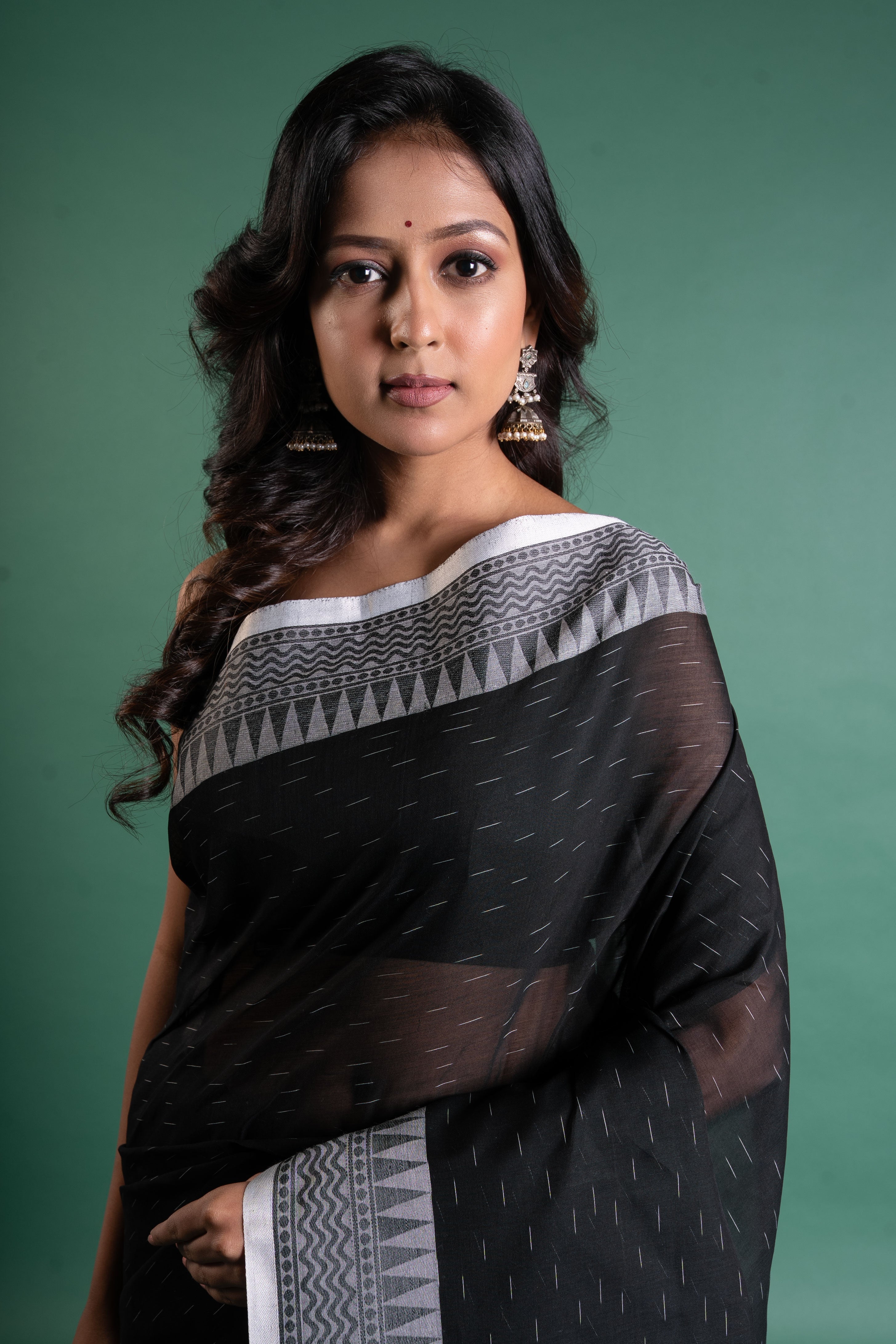 Noir Whispers – Black & White Bengal Handloom Cotton Saree