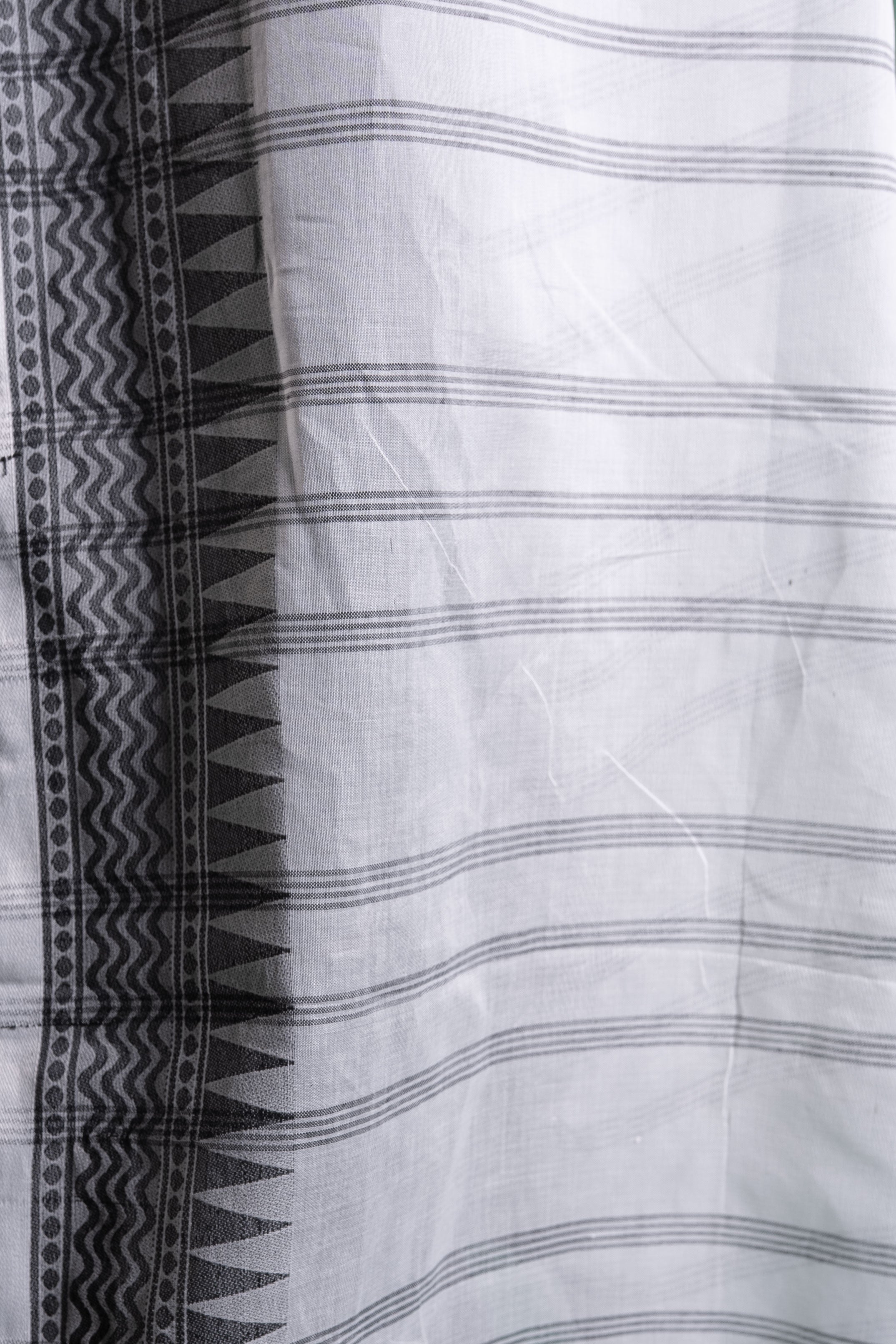 Noir Whispers – Black & White Bengal Handloom Cotton Saree