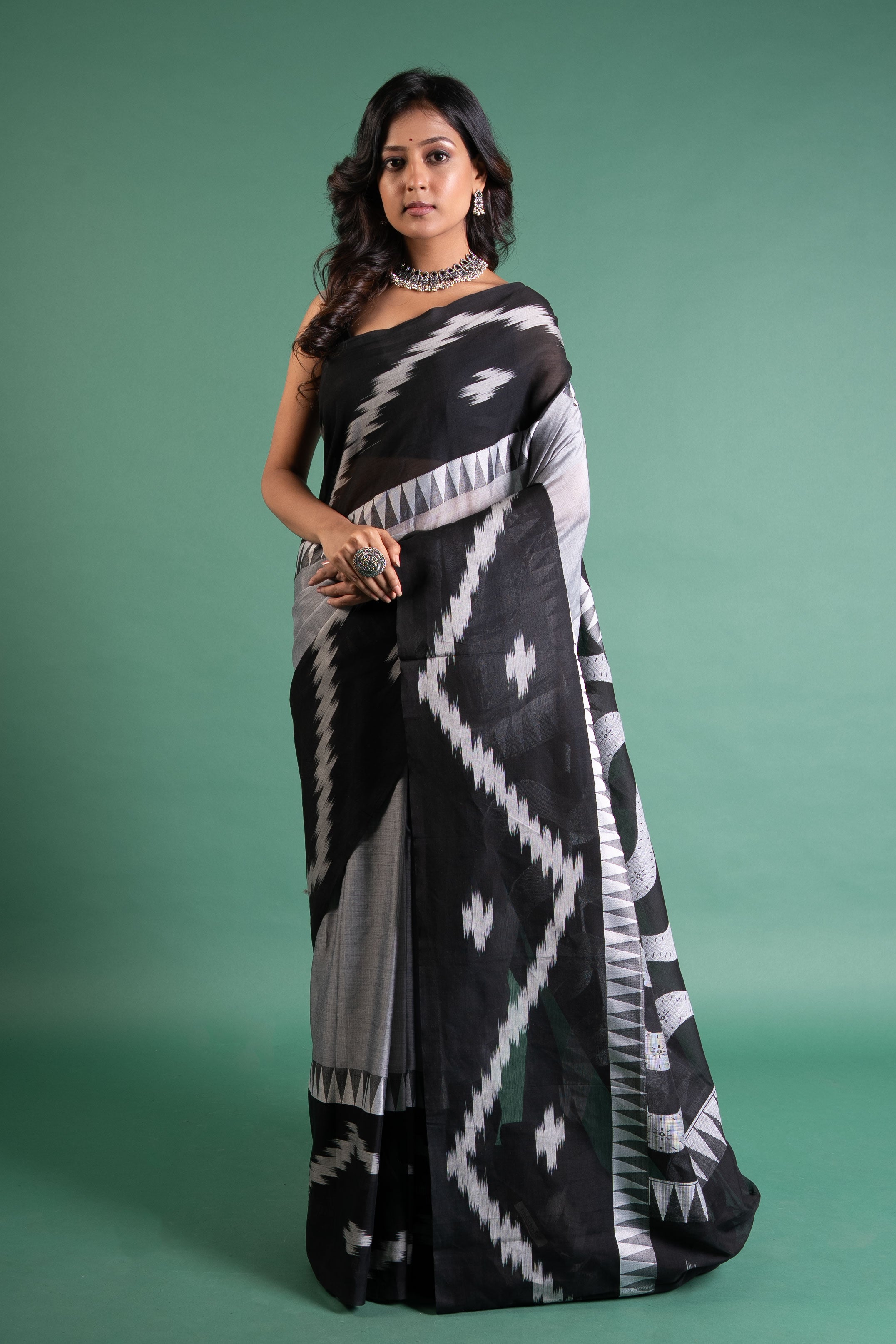 Noir Wave Ikat Bengal Handloom Cotton Saree