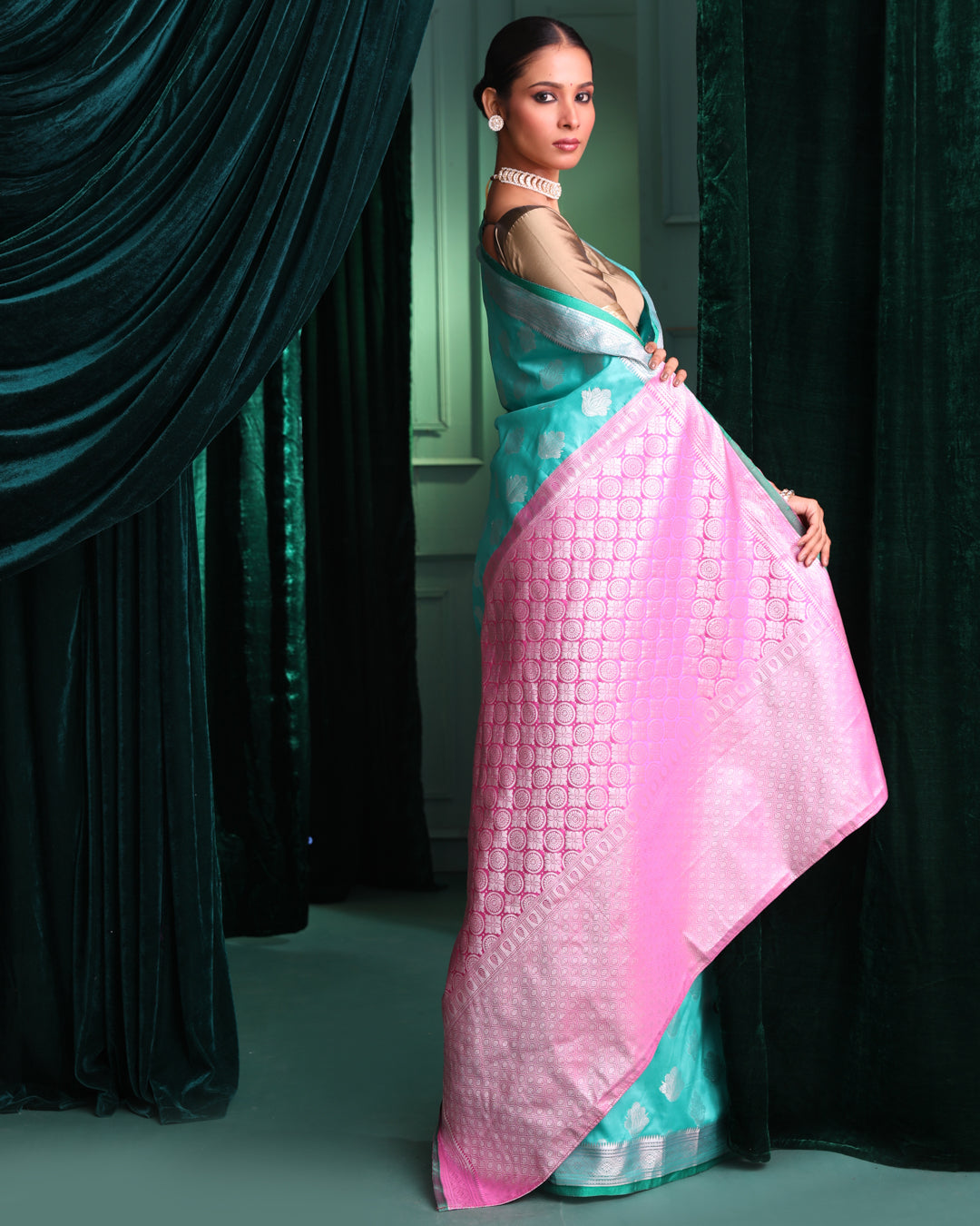 KANJEEVARAM GREEN WOVEN DESIGN TRADITIONAL WEAR SAREE (KANJEEVARAM ART SILK SAREE)