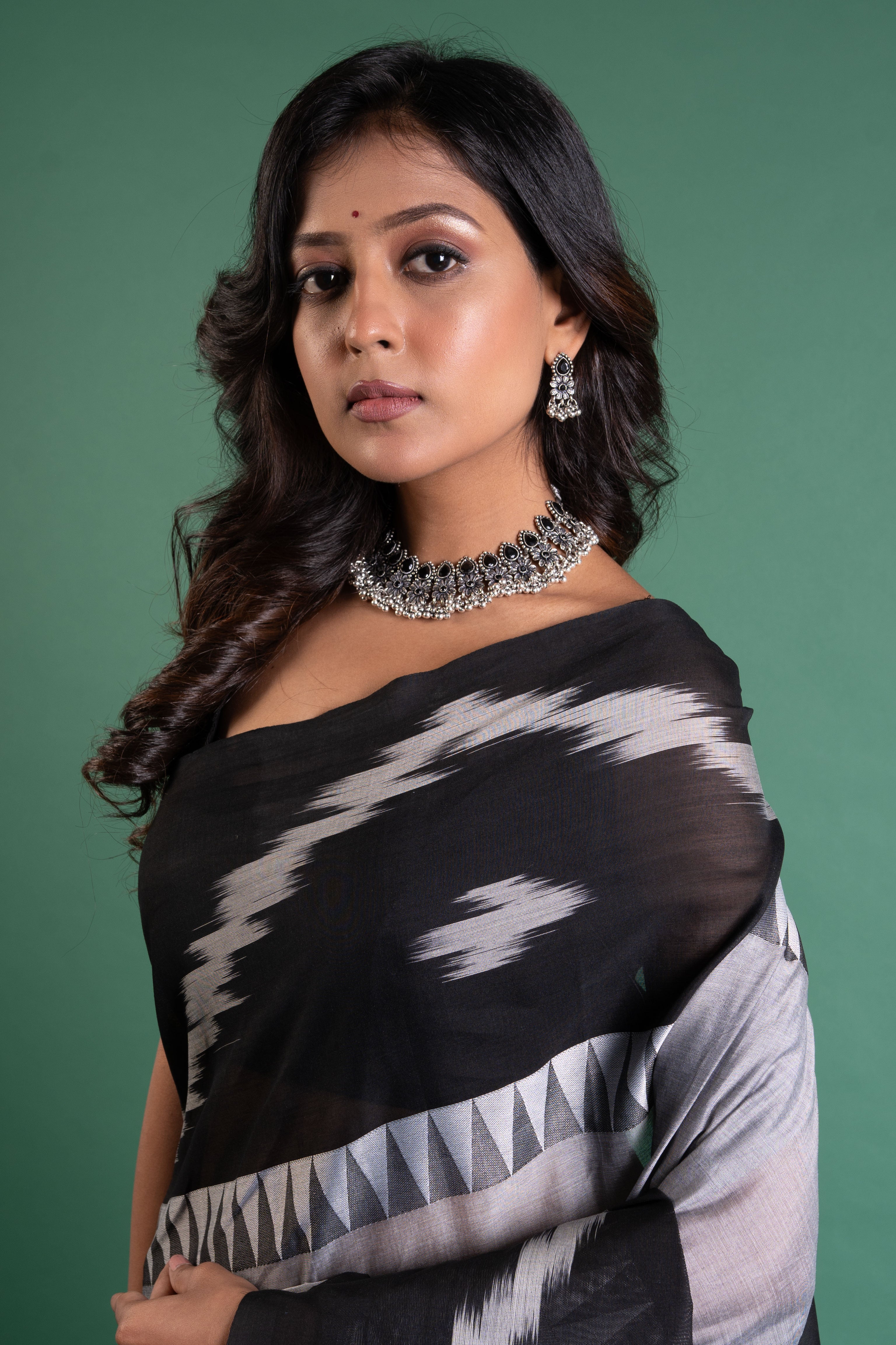 Noir Wave Ikat Bengal Handloom Cotton Saree