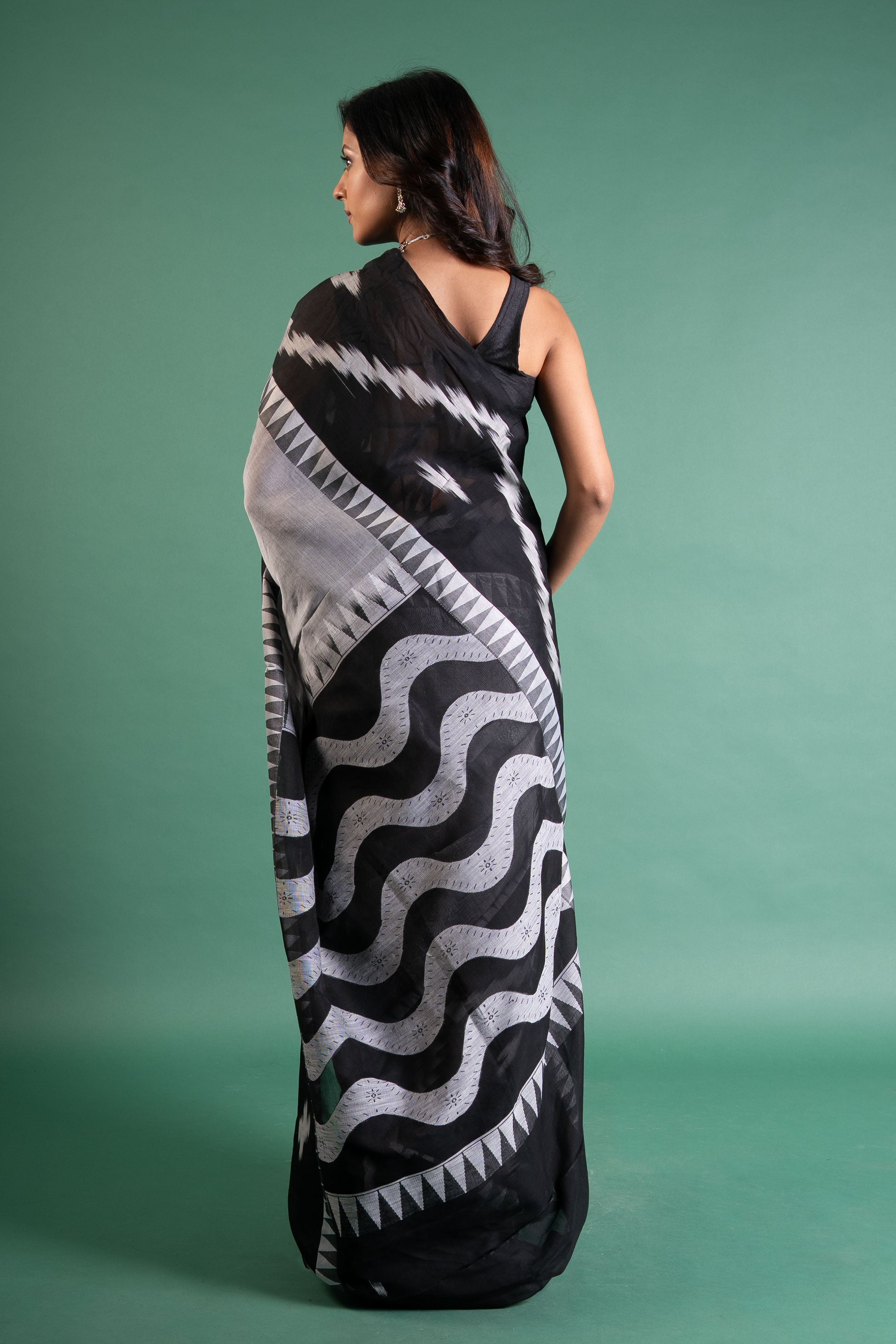 Noir Wave Ikat Bengal Handloom Cotton Saree